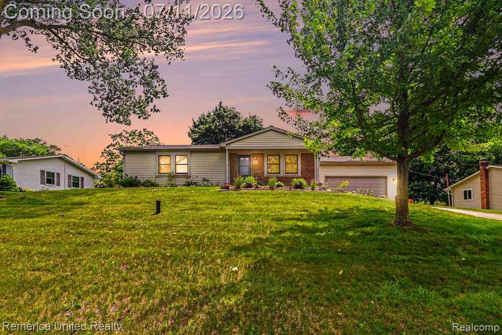 Homes For Sale - 136 Endicott Drive <br/> Livingston County, Howell, MI 48843