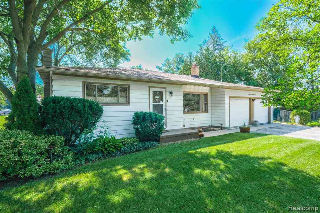 Homes For Sale - 9175 Bernice Drive <br/> Pinckney, MI 48169