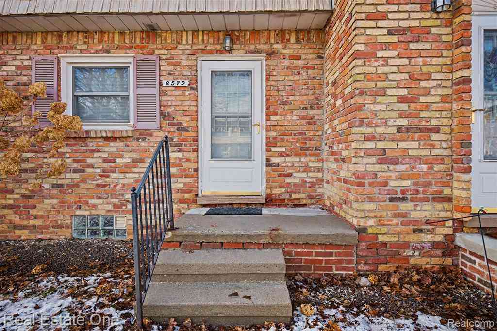 Condo For Sale - 2579 Kingstowne Drive <br/> Commerce Twp, MI 48390