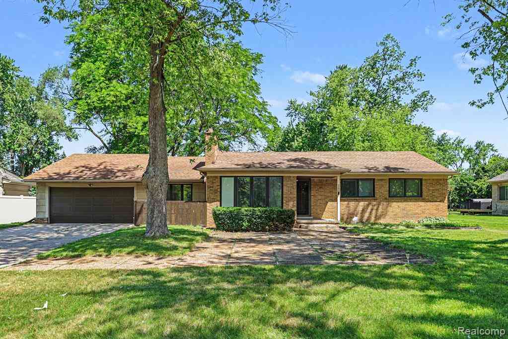 Homes For Rent - 2360 Pineview  <br/> West Bloomfield, MI 48324