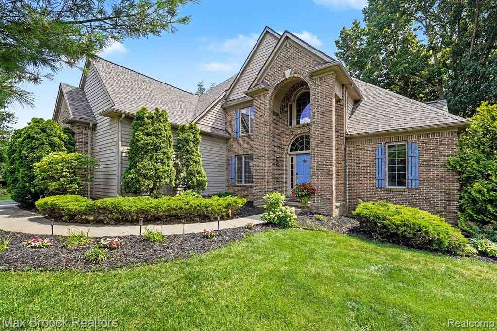Homes For Sale - 9843 Oak Valley Drive <br/> Clarkston, MI 48348
