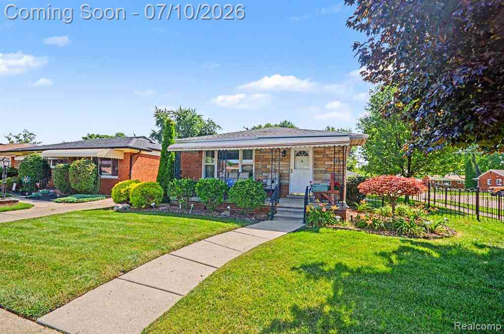 Homes For Sale - 24804 Rosalind Avenue <br/> Eastpointe, MI 48021