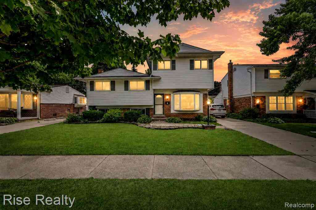 Homes For Sale - 1329 W Elmwood Avenue <br/> Clawson, MI 48017