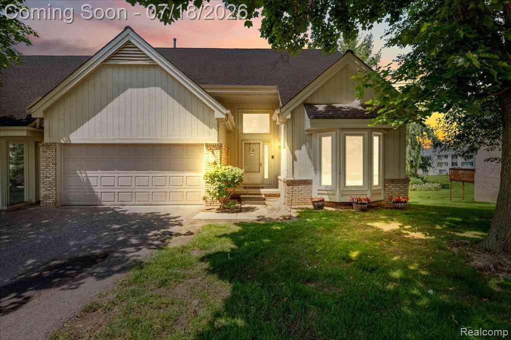 Condo For Sale - 24533 Martel Drive <br/> Farmington Hills, MI 48335