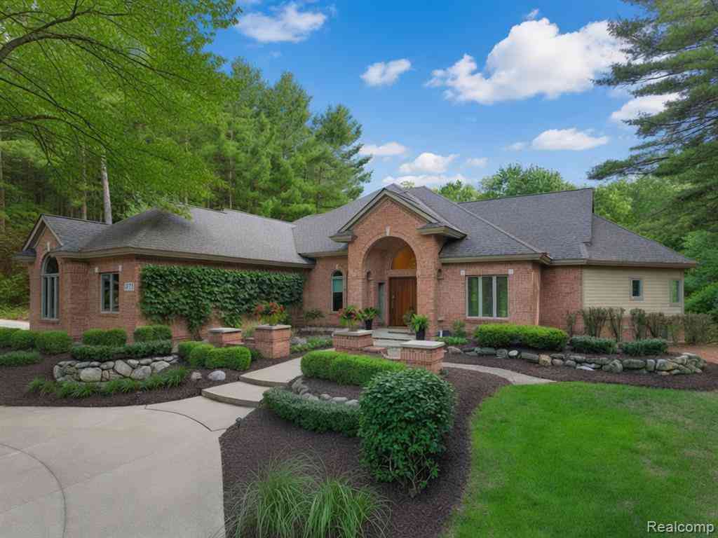 Homes For Sale - 12172 Woodline Drive <br/> Fenton, MI 48430