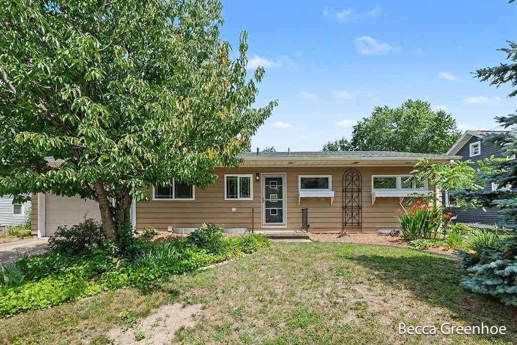 Homes For Sale - 3840 Williamson Avenue Ne NE<br/> Grand Rapids, MI 49525