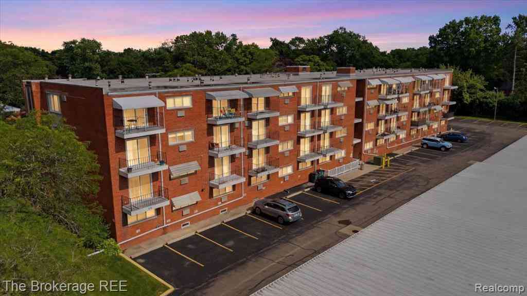 Condo For Sale - 2820 Woods Lee Drive  #310<br/> Royal Oak, MI 48073