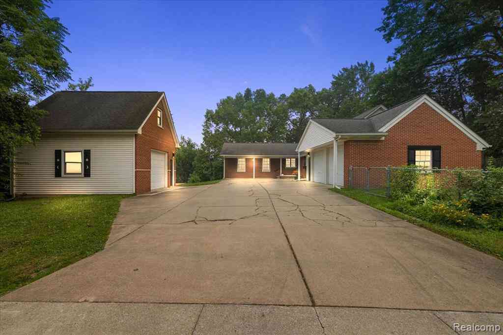 Homes For Sale - 869 Central Drive <br/> Lake Orion, MI 48362