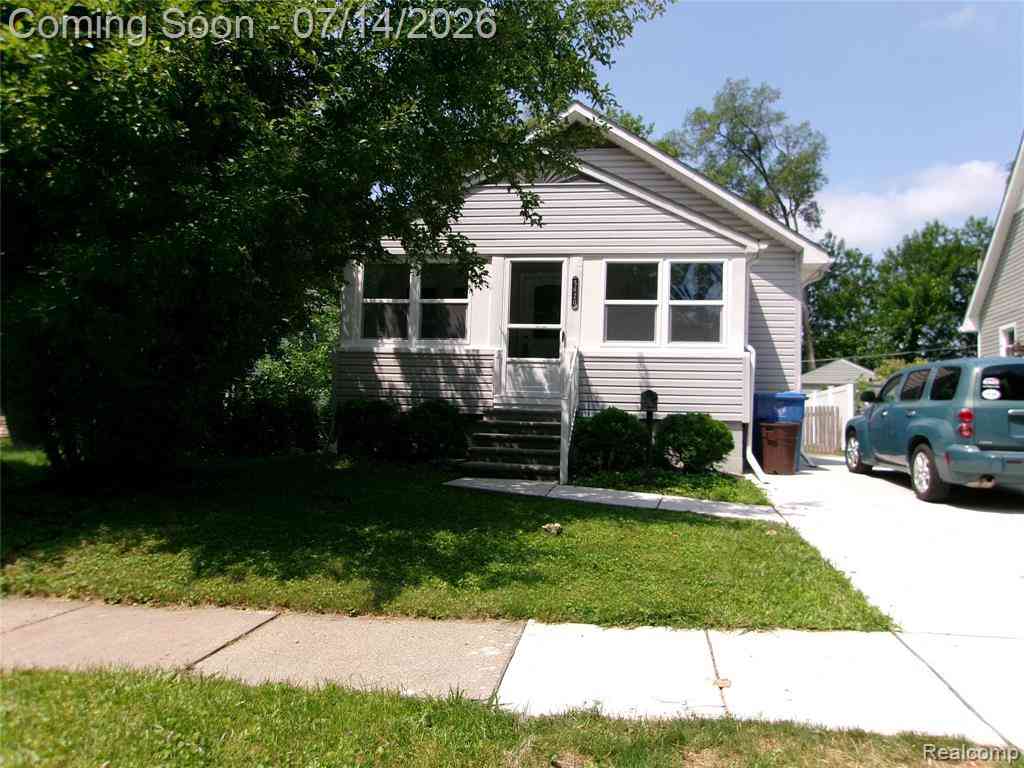 Homes For Sale - 5620 Hipp Street <br/> Dearborn Heights, MI 48125