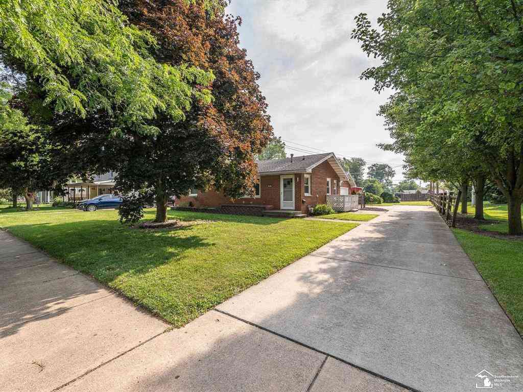 Homes For Sale - 240 Ypsilanti Street <br/> Monroe County, Dundee, MI 48131