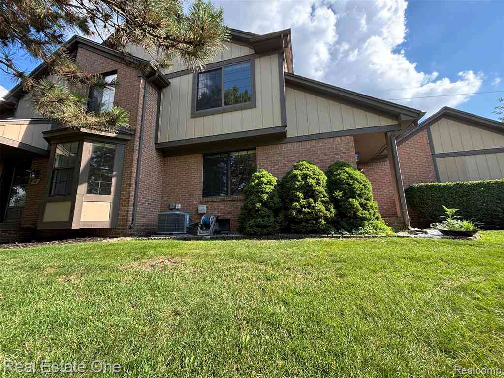 Condo For Sale - 66 Meadow Wood Drive <br/> Rochester, MI 48307