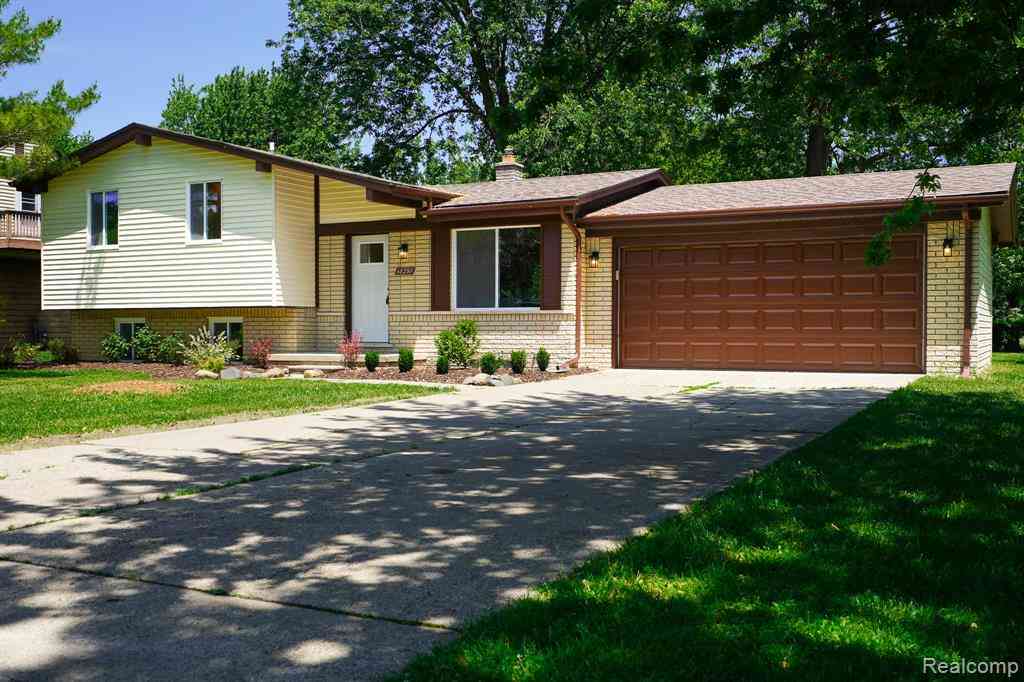 Homes For Sale - 48297 Mallard Drive <br/> Macomb County, New Baltimore, MI 48047