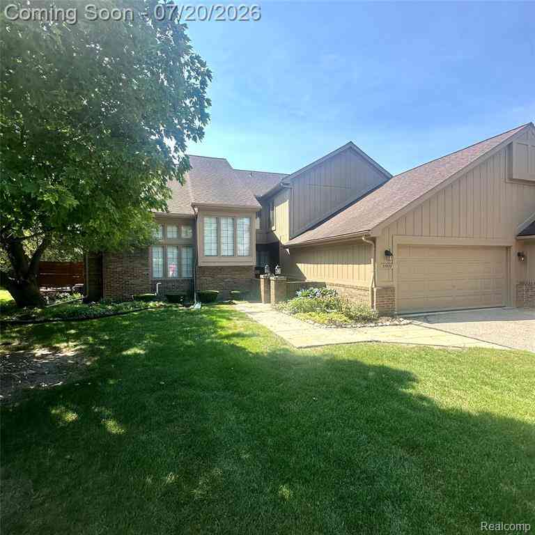 Condo For Sale - 37876 N Laurel Park Drive <br/> Wayne County, Livonia, MI 48152