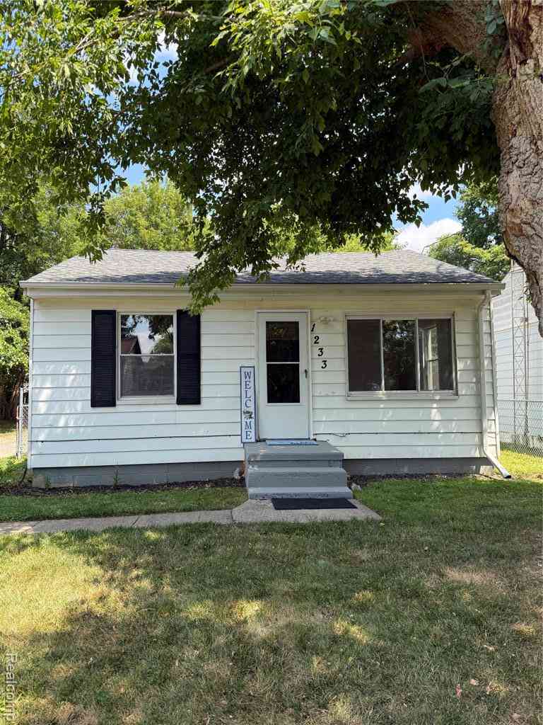 Homes For Sale - 1233 Allen Street <br/> Burton, MI 48529