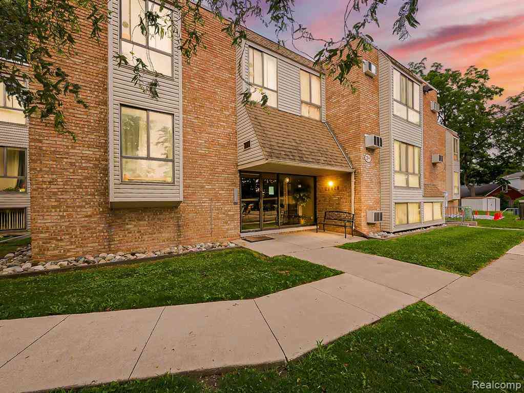 Condo For Sale - 28428 W 8 Mile Road <br/> Farmington, MI 48336