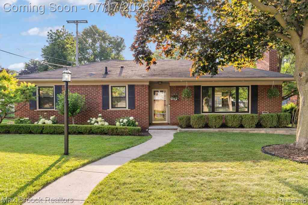 Homes For Sale - 2436 Hawkins Avenue <br/> Royal Oak, MI 48073