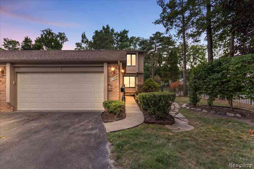 Condo For Sale - 31456 Hunters Circle Drive <br/> Farmington, MI 48334
