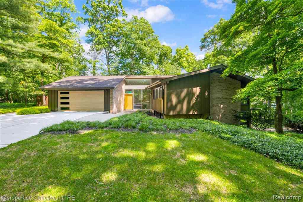 Homes For Sale - 3939 Charing Cross Road <br/> Bloomfield Hills, MI 48304