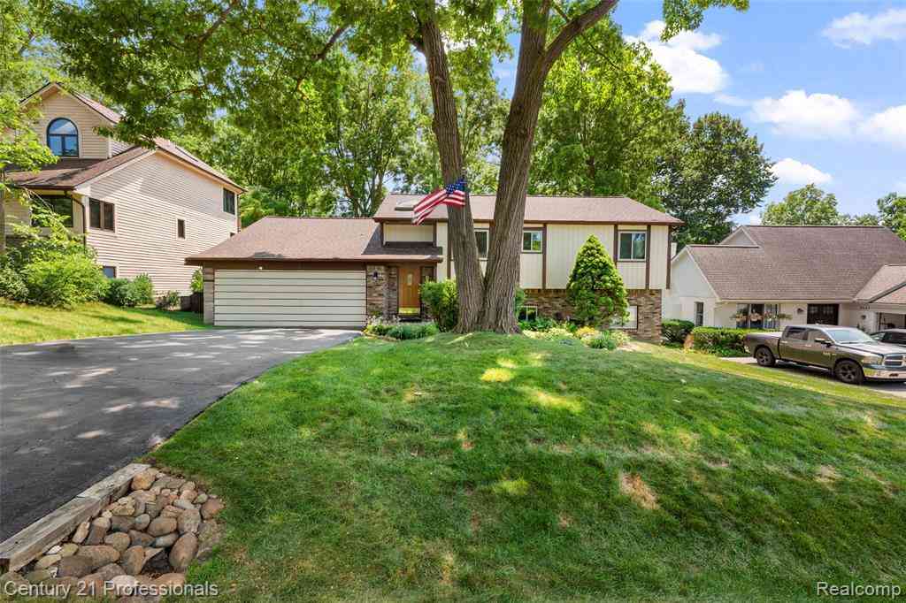 Homes For Sale - 5135 Virgie Lane <br/> West Bloomfield, MI 48324