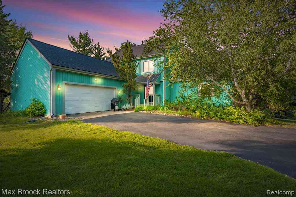 Homes For Sale - 4622 Fleck Drive <br/> Livingston County, Hartland, MI 48430
