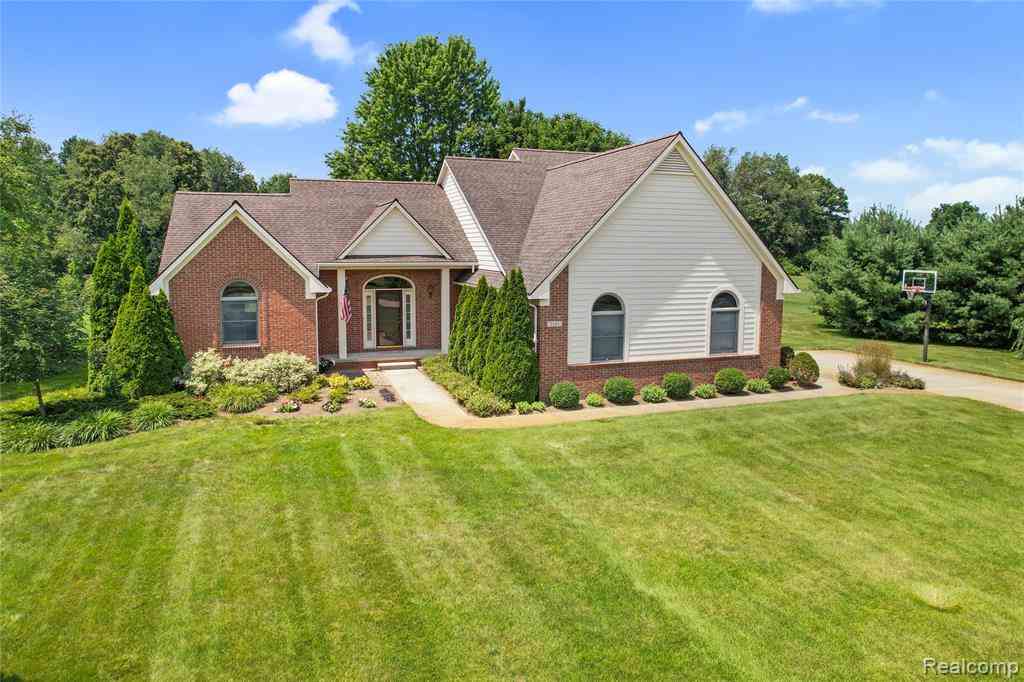 Homes For Sale - 5501 Jeanne Marie Drive <br/> White Lake, MI 48383