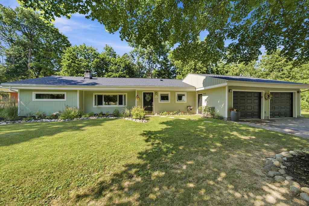 Homes For Sale - 10581 E Grandview Road <br/> Traverse City, MI 49684