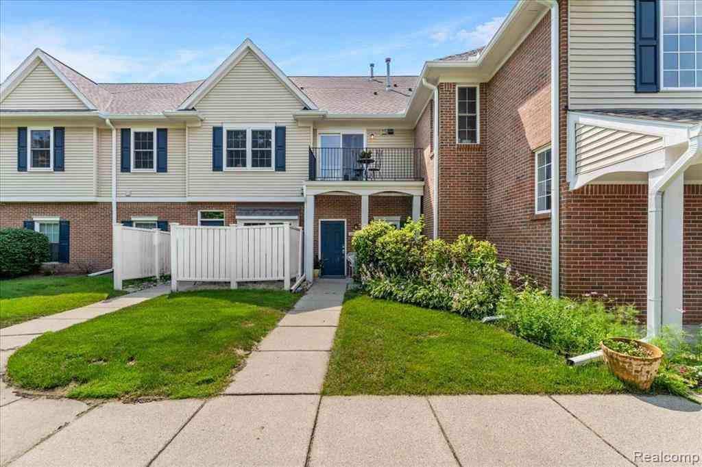 Condo For Sale - 2929 Cottonwood Drive <br/> Waterford, MI 48328