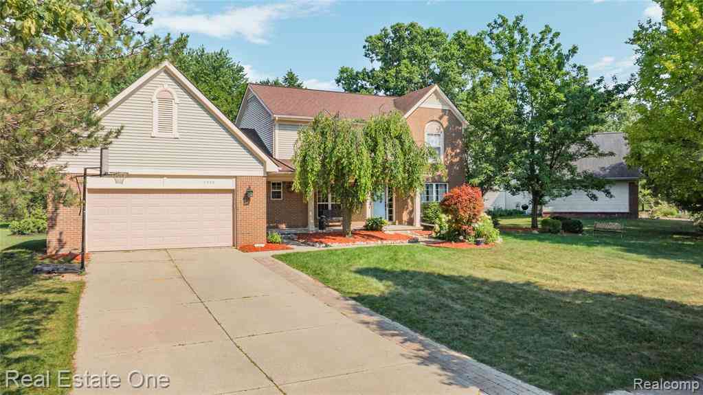 Homes For Sale - 7570 Greenway Lane <br/> West Bloomfield, MI 48324