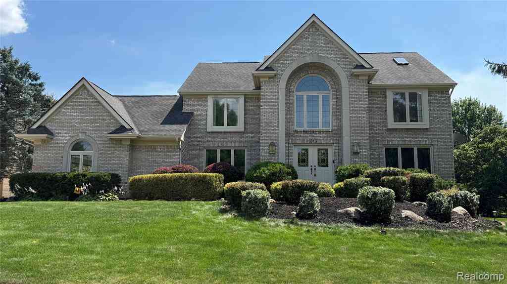 Homes For Sale - 1919 Rolling Woods Drive <br/> Troy, MI 48098
