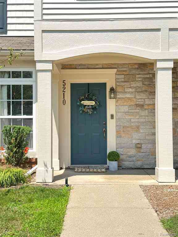 Condo For Sale - 5210 Addington Drive <br/> Commerce Twp, MI 48390