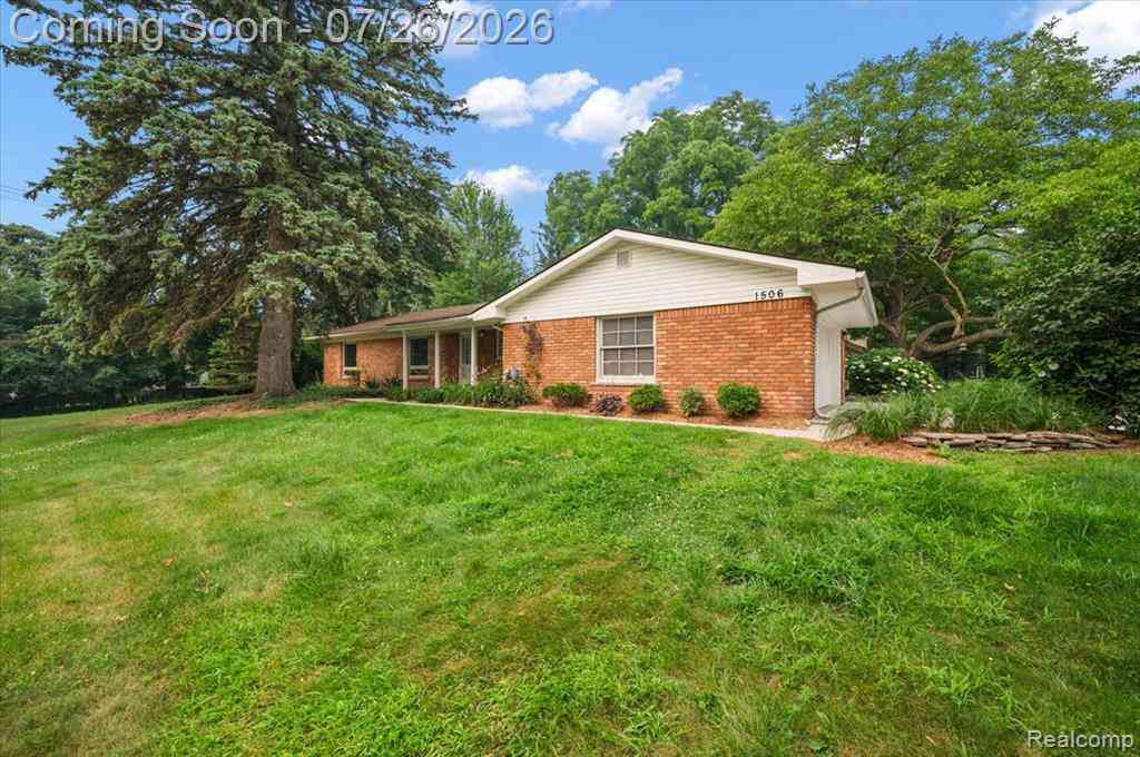Homes For Sale - 1506 Ledbury Drive <br/> Bloomfield Hills, MI 48304