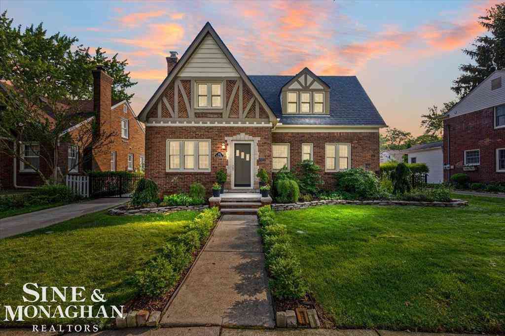 Homes For Sale - 424 Touraine Road <br/> Grosse Pointe, MI 48236