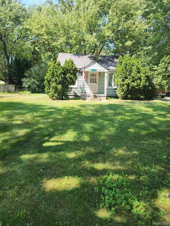 Homes For Sale - 5736 Graves Street <br/> Waterford, MI 48327