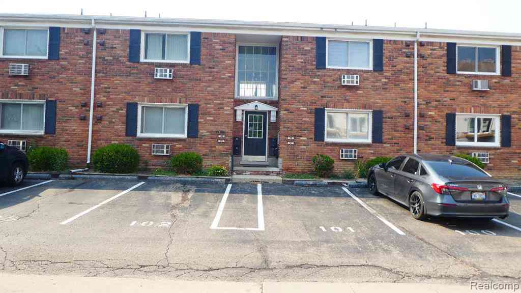 Condo For Sale - 31831 Grand River Avenue <br/> Farmington, MI 48336