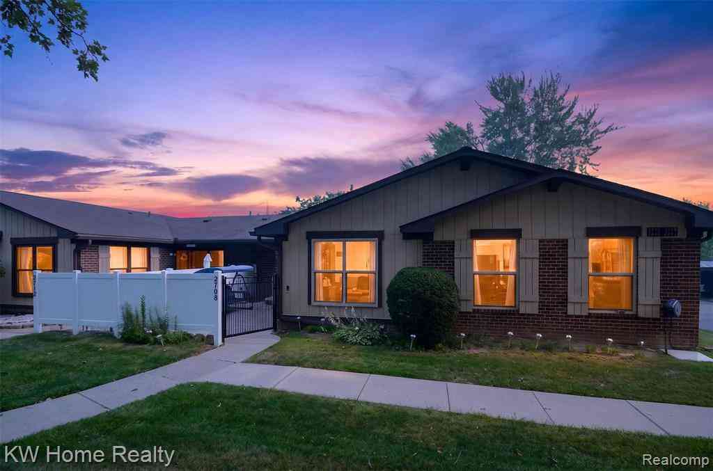 Condo For Sale - 2708 Roundtree Drive <br/> Troy, MI 48083