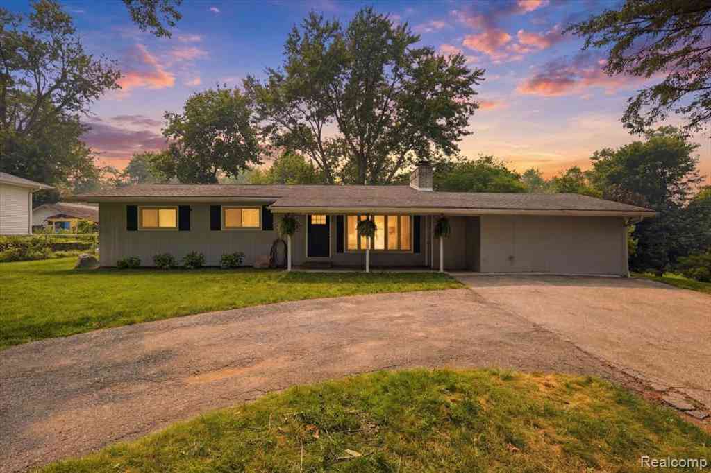 Homes For Sale - 1052 Robinwood Avenue <br/> Waterford, MI 48328