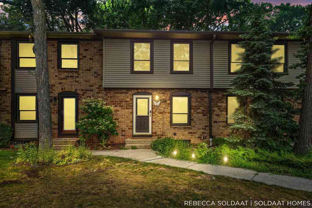 Condo For Sale - 2539 Chatham Woods Drive Se SE<br/> Grand Rapids, MI 49546
