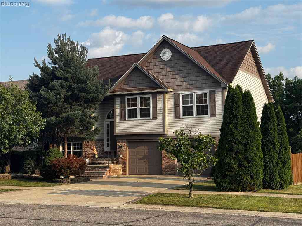 Homes For Sale - 15927 Petros Drive <br/> Wayne County, Rockwood, MI 48173