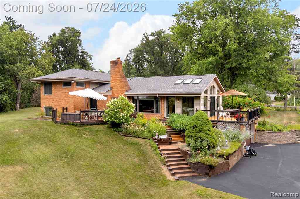 Homes For Sale - 304 Oaklane Drive <br/> Rochester, MI 48306