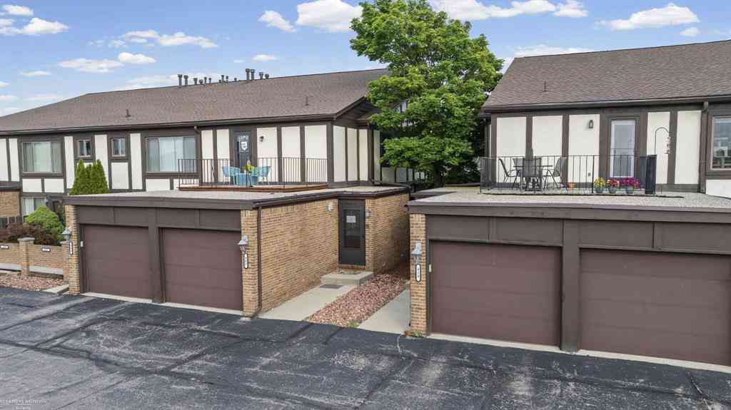 Condo For Rent - 408 Country Club Drive <br/> Macomb County, Saint Clair Shores, MI 48082