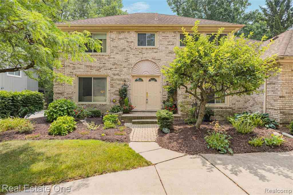 Homes For Sale - 33615 Heritage Hills Drive <br/> Farmington, MI 48331