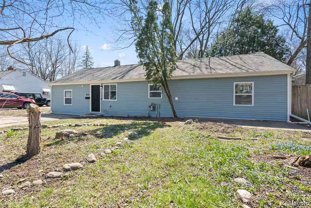 Homes For Sale - 615 W Hodge Avenue <br/> Lansing, MI 48910