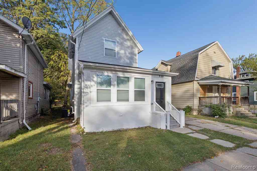 Homes For Sale - 909 N Pine Street <br/> Lansing, MI 48906