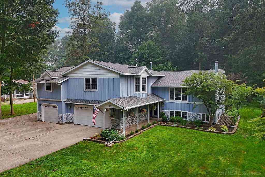 Homes For Sale - 1571 Waukazoo Drive <br/> Holland, MI 49424
