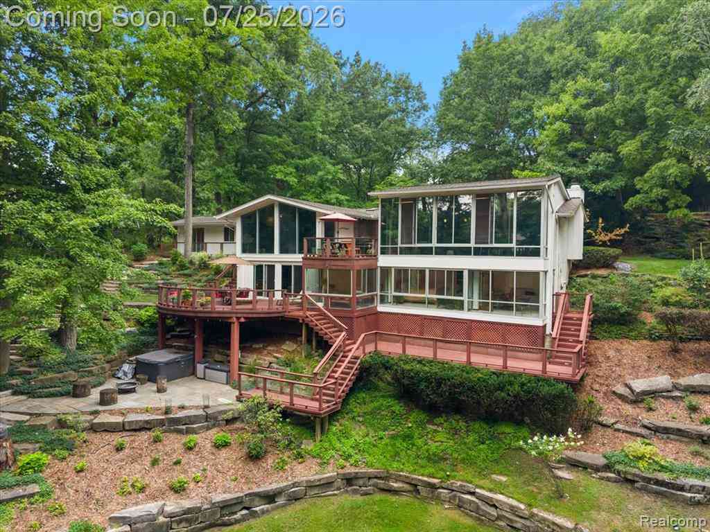 Homes For Sale - 4910 Malibu Drive <br/> Bloomfield Hills, MI 48302