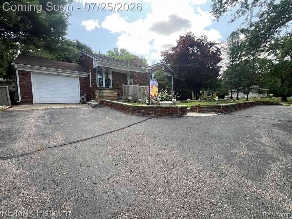 Homes For Sale - 6725 Laurelton  <br/> Oakland County, Clawson, MI 48346