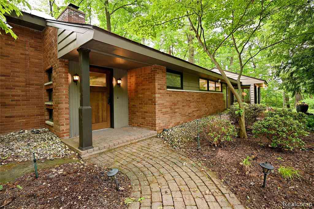 Homes For Sale - 3310 Dogwood Court <br/> Bloomfield Hills, MI 48304