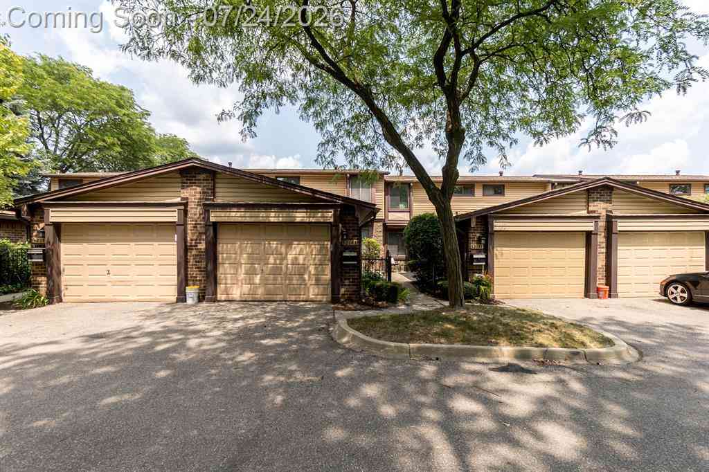Condo For Sale - 32143 W 12 Mile Road <br/> Farmington Hills, MI 48334