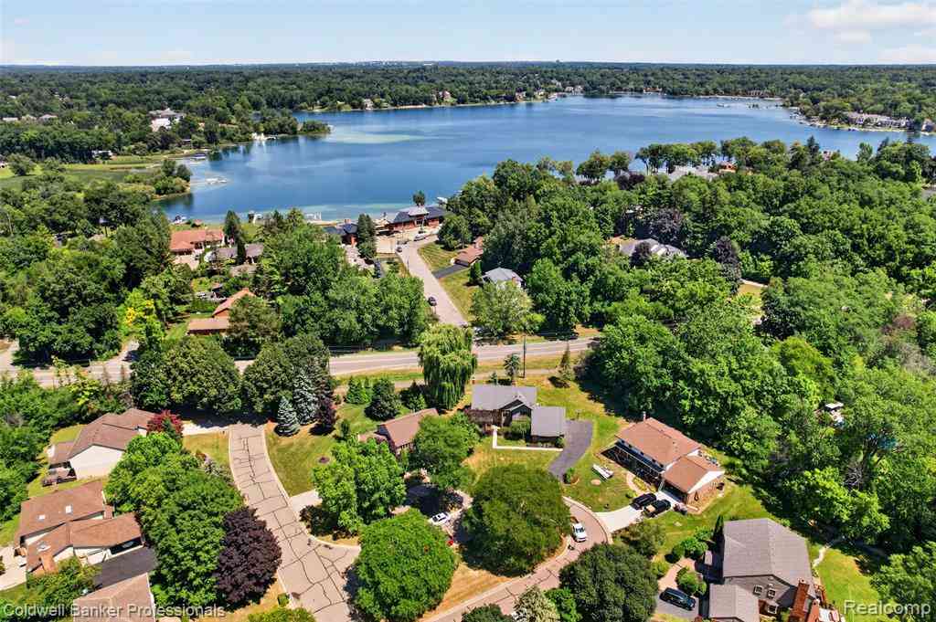 Homes For Sale - 2932 Constitution Court <br/> West Bloomfield, MI 48322