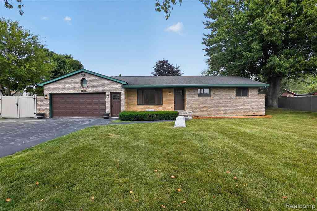 Homes For Sale - 10430 Linden Road <br/> Genesee County, Grand Blanc, MI 48439